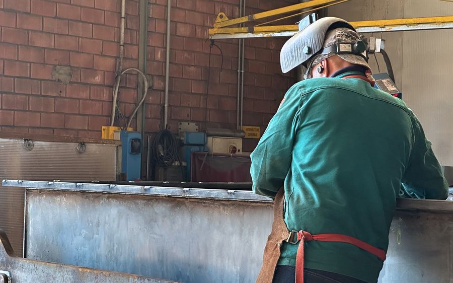 Saldatore al lavoro in officina