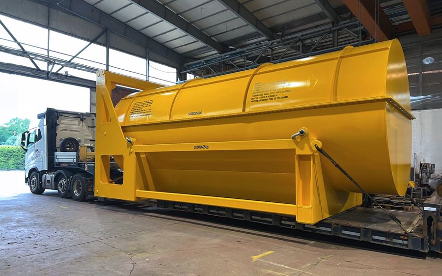 Contenitore pressurizzato giallo pronto per la consegna